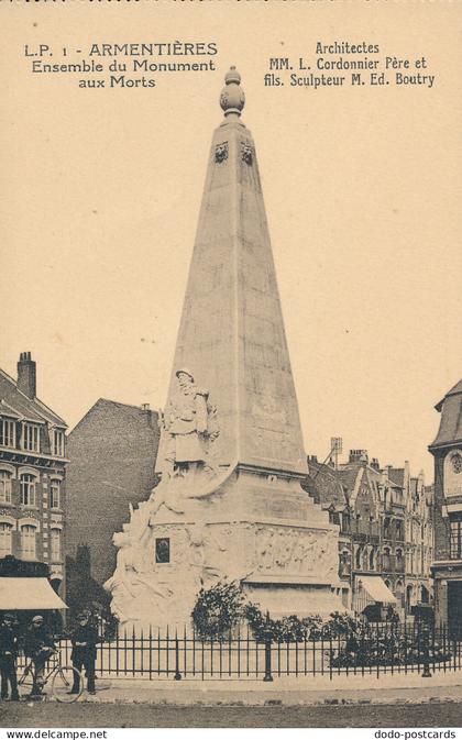PC37573 Armentieres. Ensemble du Monument aux Morts