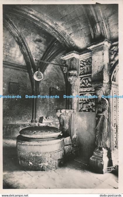 R018811 Arles en Provence Cloitre St Trophime Le Puits George Arles