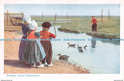 R235741 Eendjes voeren Volendam D B M 35 Holland