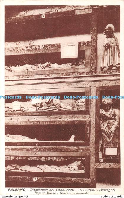 R340425 Palermo Catacombe dei Cappuccini Dettaglio Reparto Donne Bambine imbalsa