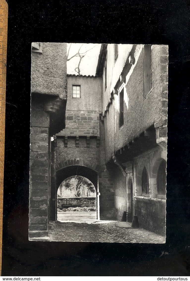 MONESTIES Tarn 81 : le château de Candèze et porte de la ville du temps féodal