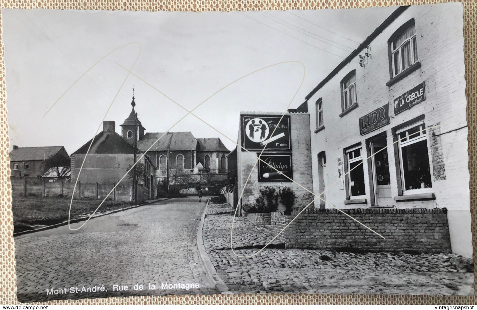Mont-St-André rue de la Montagne avec Alimentation Lido et pub St-Michel CP Smetz postée en 1970