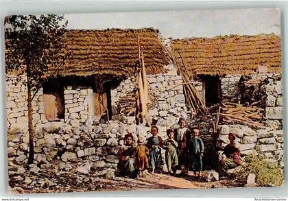 39351650 - Montenegrinische Bauernhaeuser Kinder