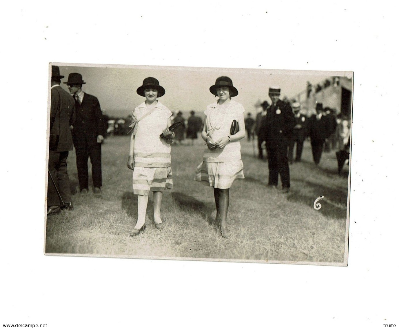 MONTLUCON HIPPODROME " BELLES DAMES " ( CARTE PHOTO )