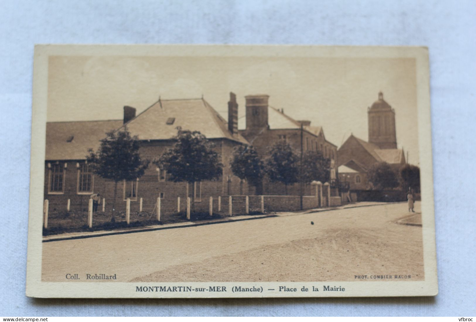 Montmartin sur mer, place de la mairie, Manche 50