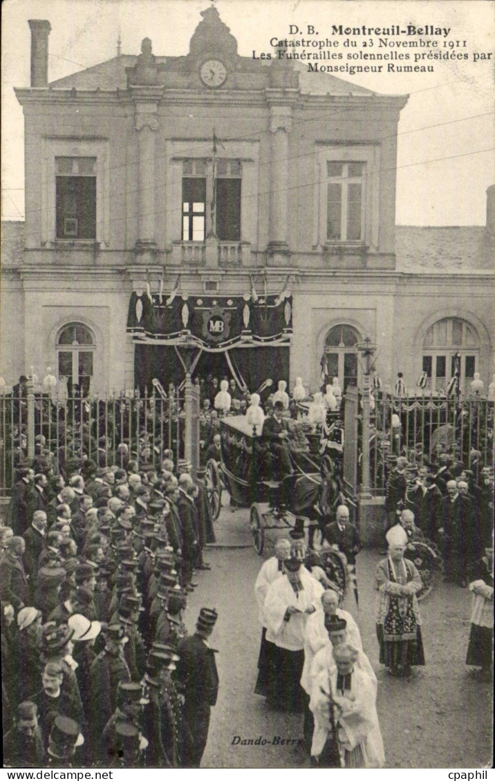 Montreuil Bellay - Catasrophe de Novembre 1911 - Les Funerailles solennaire CPA