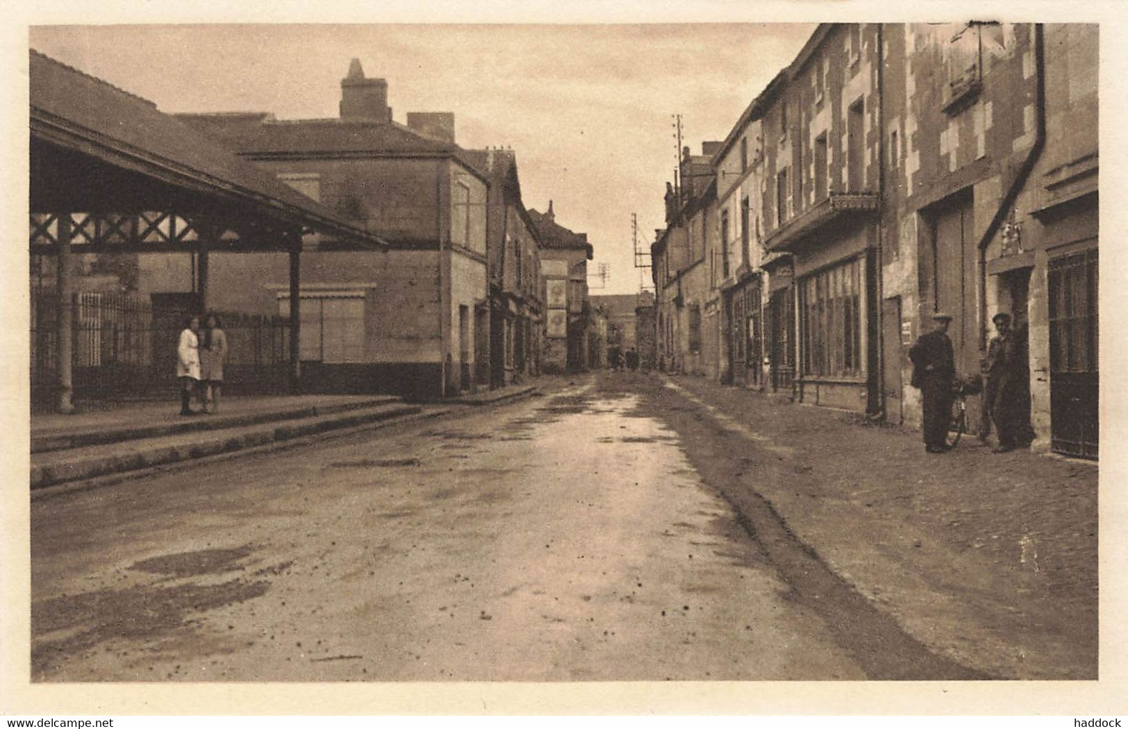 MONTS SUR GUESNES : LA RUE DES HALLES