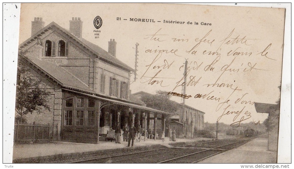 MOREUIL INTERIEUR DE LA GARE ARRIVEE DU TRAIN