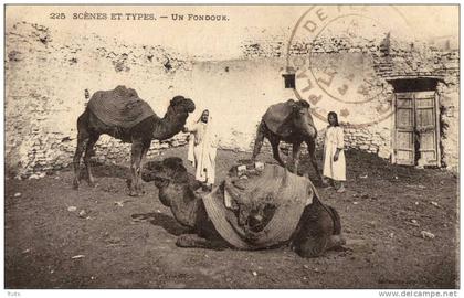 FEZ SCENE ET TYPES UN FONDOUK +TAMPON PLACE DE FEZ