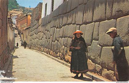 BR43265 Calle hatunrumiyac typical inca street cuzco peru  Peru