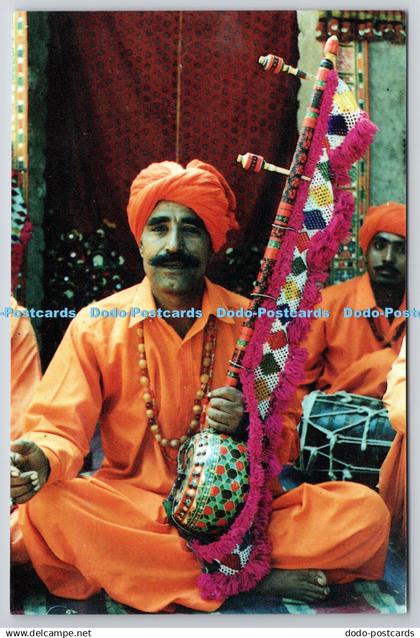 D321486 Pakistan. Enjoying the music. Pakistan Tourist Guide. Lahore. 1996. Post