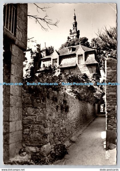 L356229 Roscoff Finistere Une Ruelle du Vieux Roscoff et la Pointe du Clocher Le
