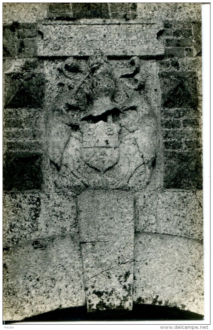 N°417 F -rare carte photo Victot Ponfol-  armoiries de la porte d'entrée du manoir-