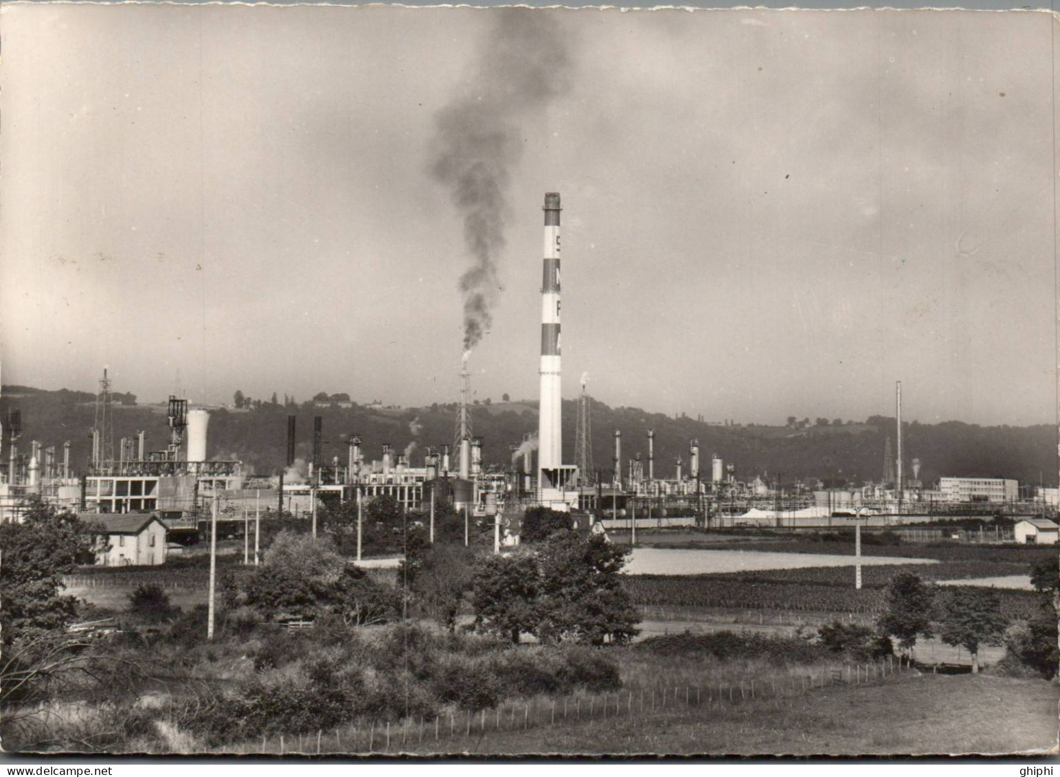 N°41868 W -cpsm Lacq -usine de Lacq-