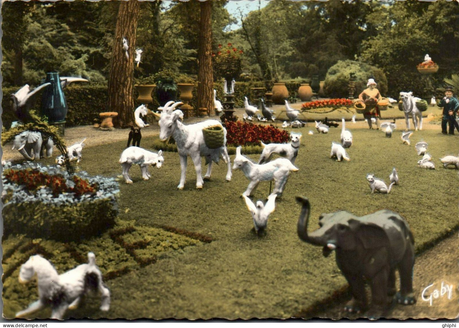 N°42758 W -cpsm Mesnil de Bavent -vases et animaux pour intérieurs, parcs et jardins-