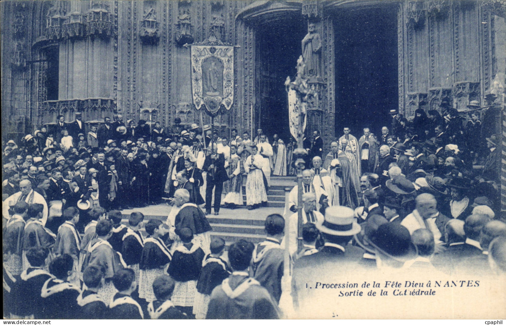 Nantes CPA La fete Dieu a Nantes Procession Sortie de la cathedrale