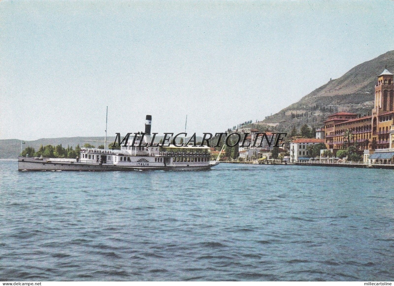 Navigazione sul Lago Maggiore: il piroscafo "Italia" lascia Gardone