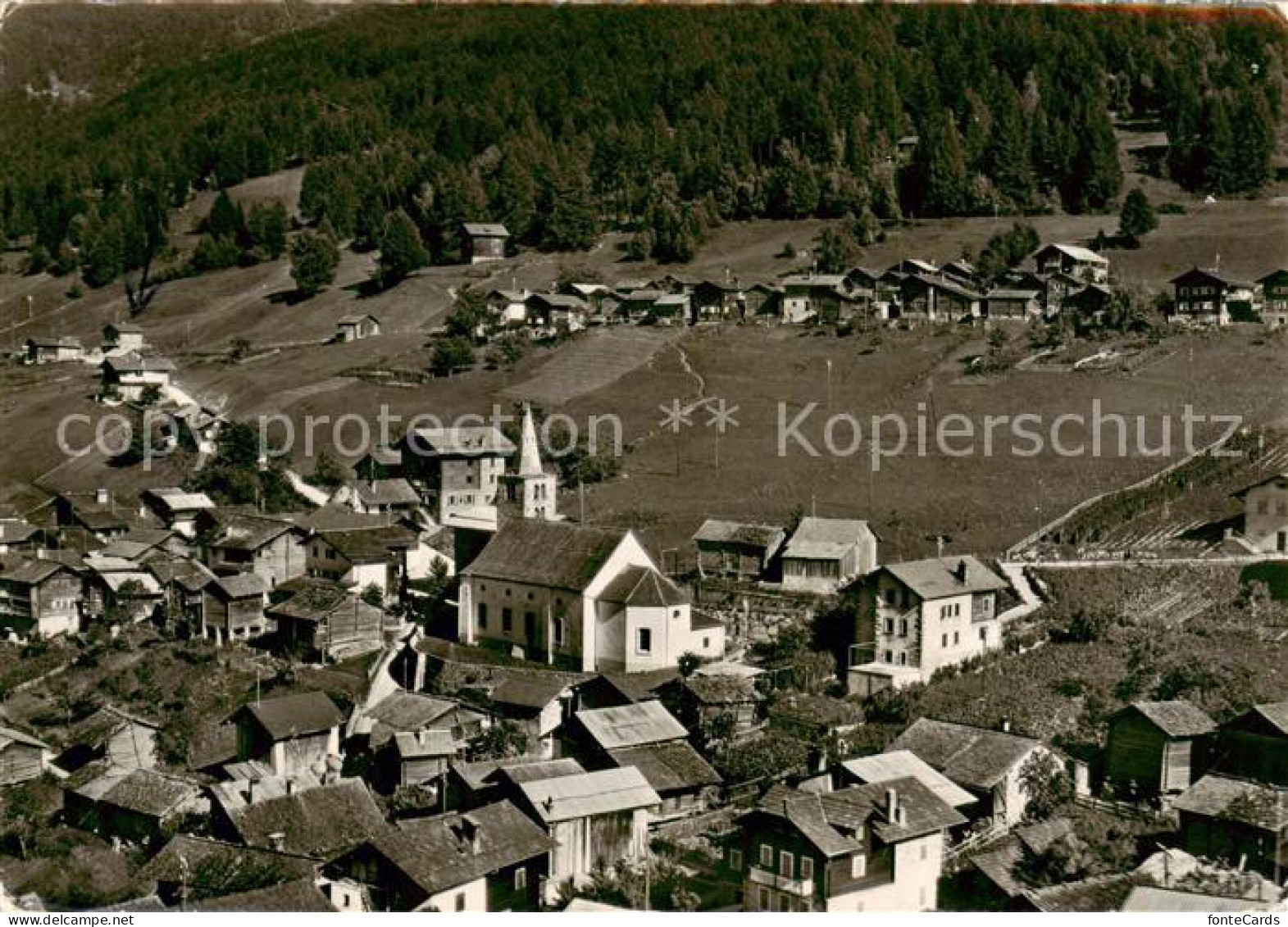 Nax-sur-Sion VS Fliegeraufnahme mit Kirche