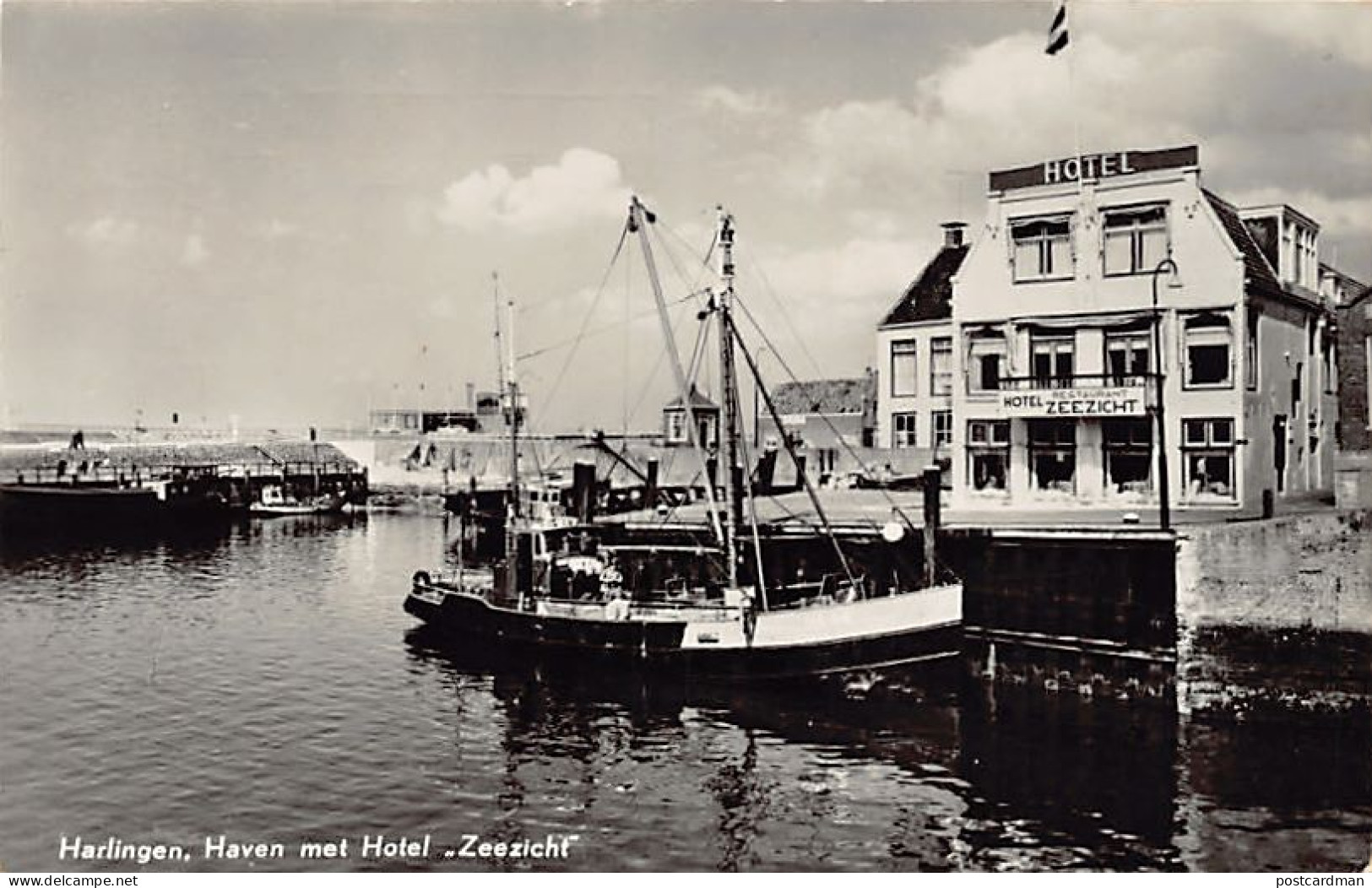 Nederland - HARLINGEN (FR) Haven met Hotel Zeezicht