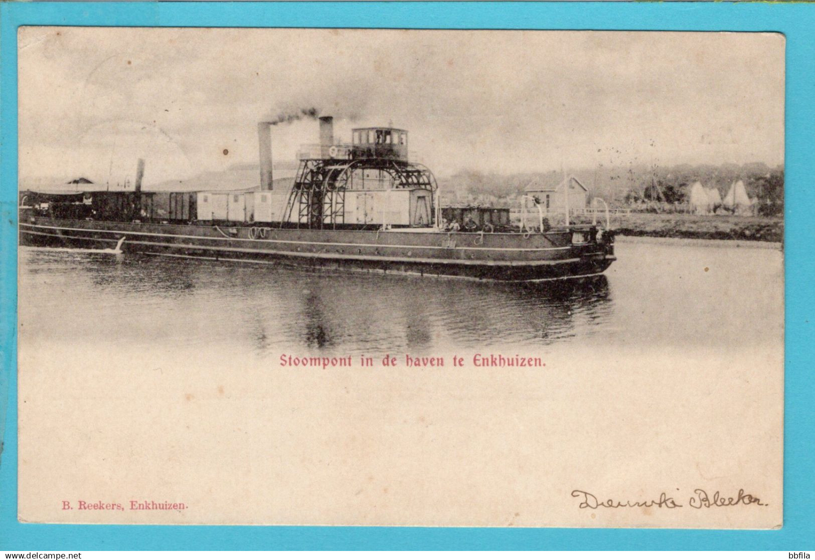 NEDERLAND prentbriefkaart Stoompont in de haven te Enkhuizen 1902 treinstempel Leeuwarden Stavoren naar Hellevoetsluis