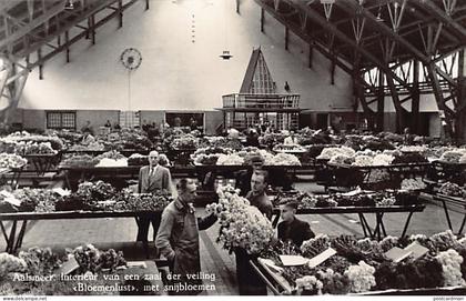 Nederland - AALSMEER - Interieur van een zaal der veiling Bloemenlust met snijbloemen