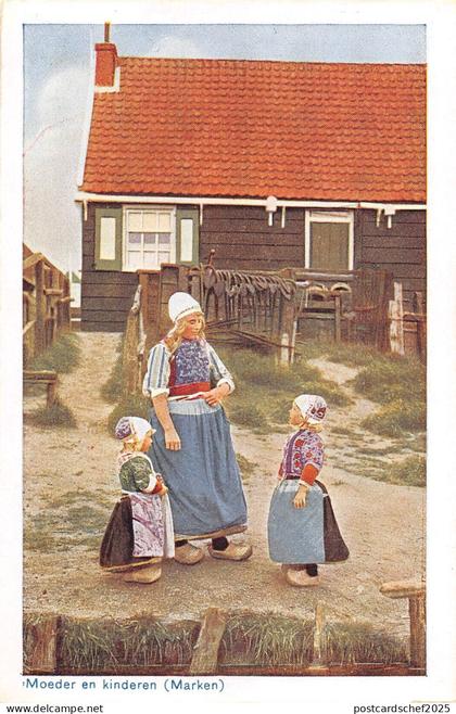 BR56130 Moeder en kinderen folklores costume Marken      Netherlands