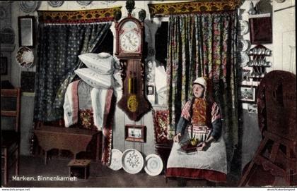 CPA Marken Nordholland, Binnenkammer, Niederländer, Wohnstube, Wanduhr, Betten