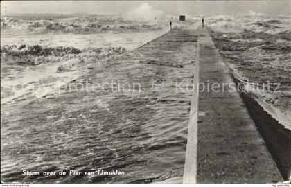 Ijmuiden Storm over de Pier