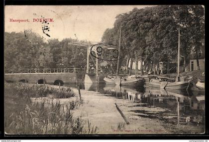AK Dokkum, Hanspoort met brug en boten langs het water
