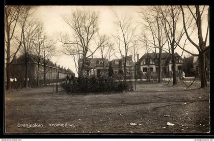 AK Krommenie, Oranjeplein met bomen en huizen