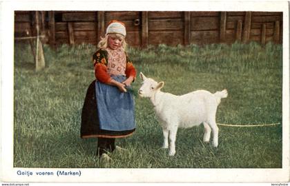 Geitje voeren - Marken - Ziege