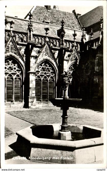 CPA Utrecht Kloostergang met fontain