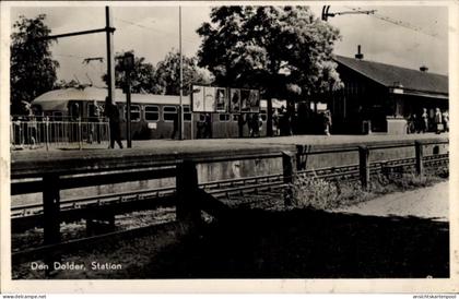 CPA Den Dolder Utrecht Niederlande, Bahnhof ein Zug ist am Bahnsteig zu sehen. Mehrere Persone...