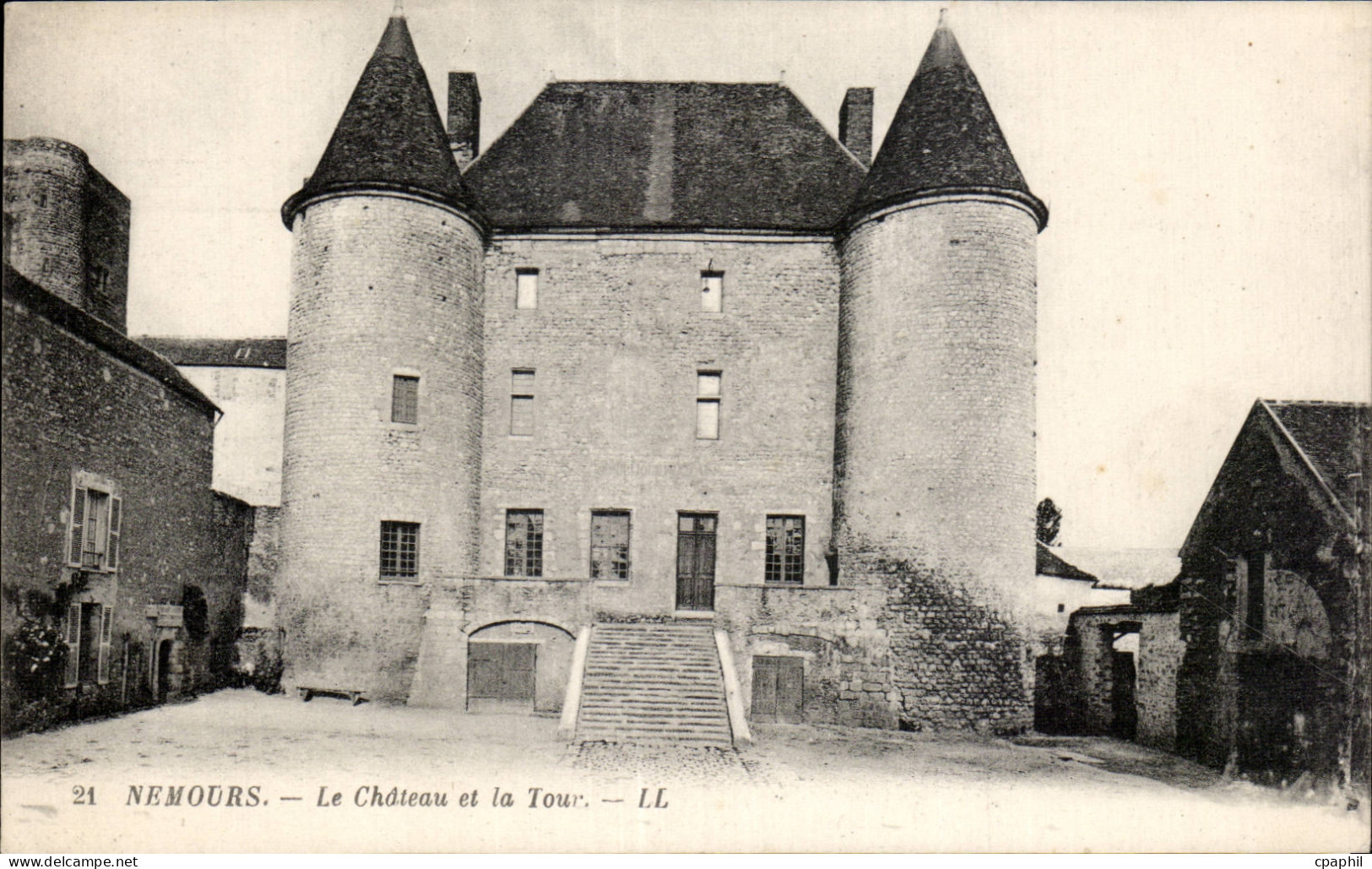 Nemours - Le Chateau et la Tour - CPA
