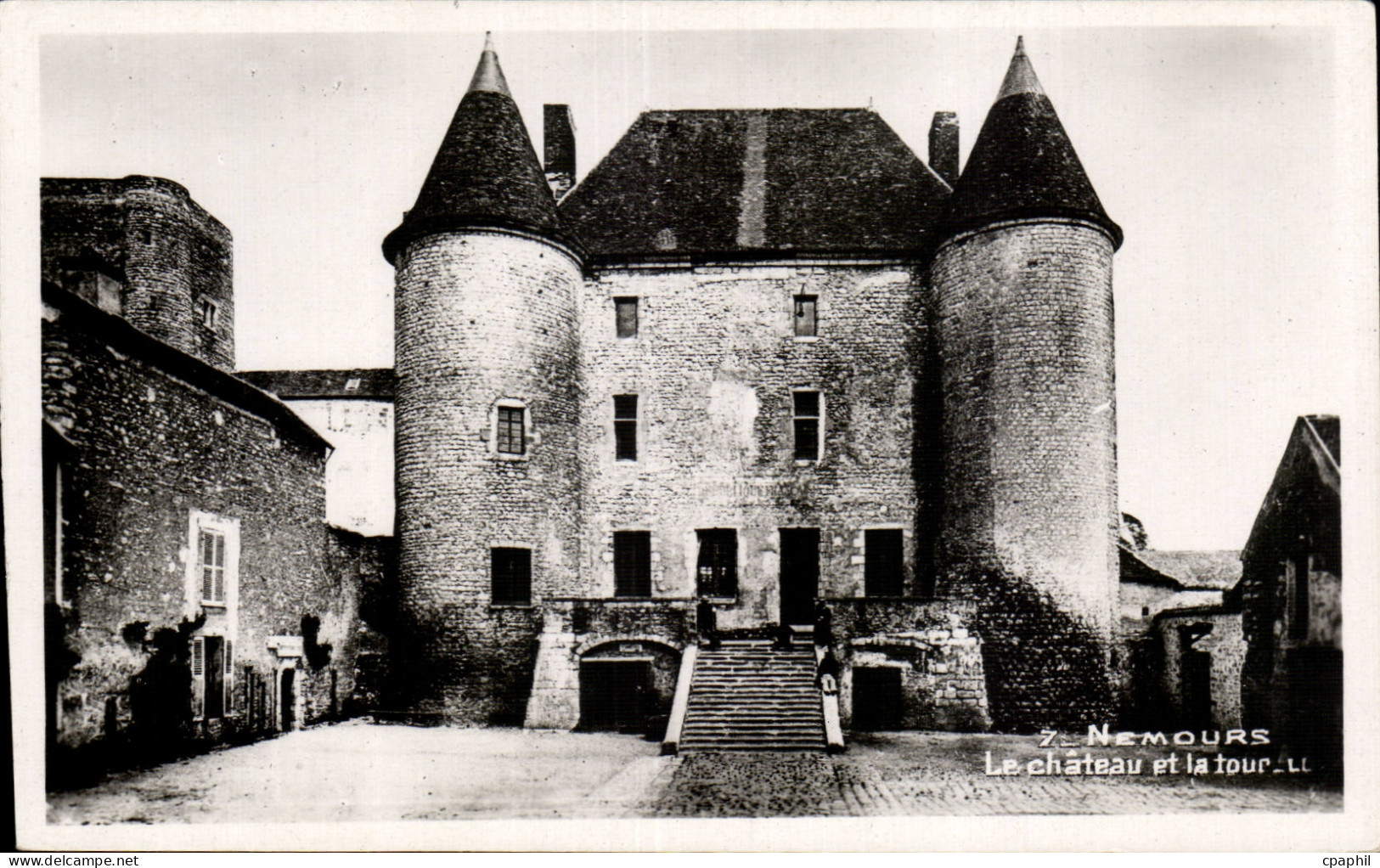 Nemours - Le Chateau et la Tour - CPA