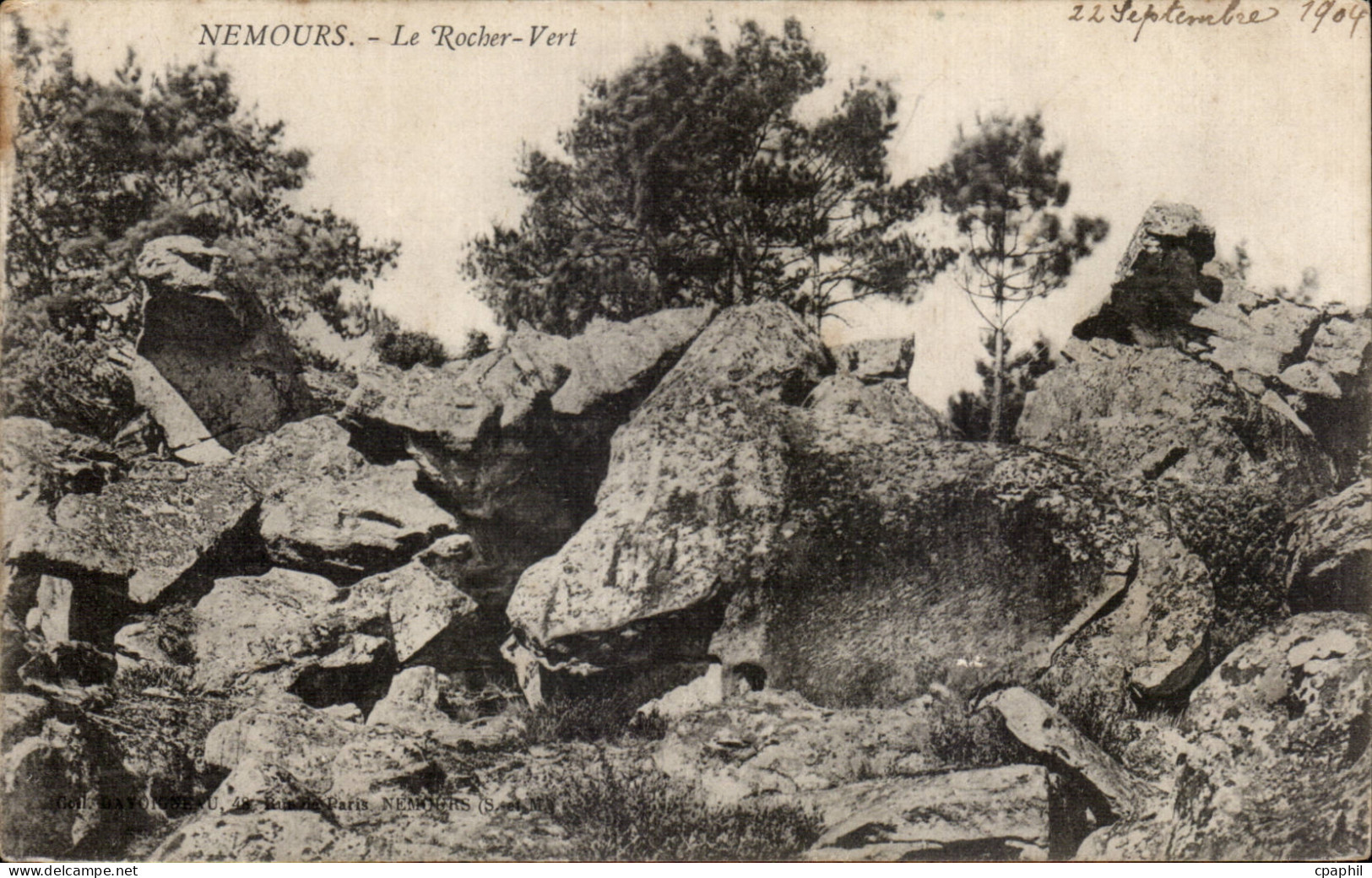 Nemours - Le Rocher Vert - CPA