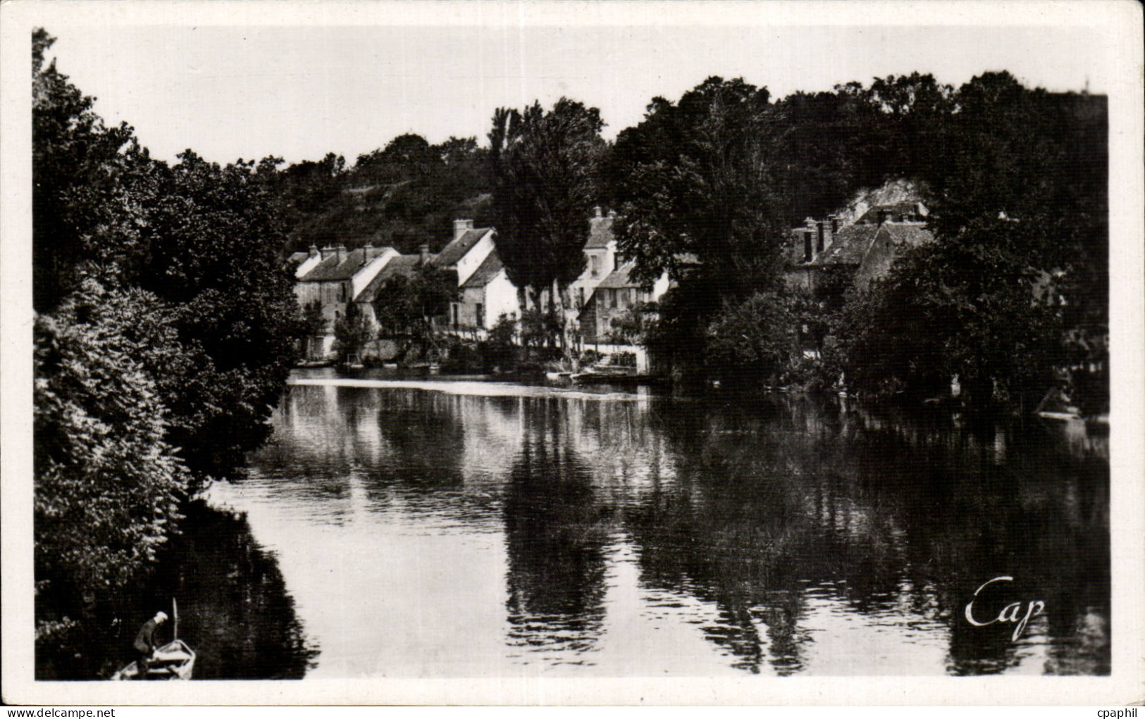 Nemours - Une vue sur le Loing - CPA