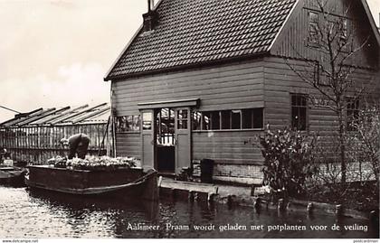 Nederland - AALSMEER - Praam wordt geladen met potplanten voor de veiling