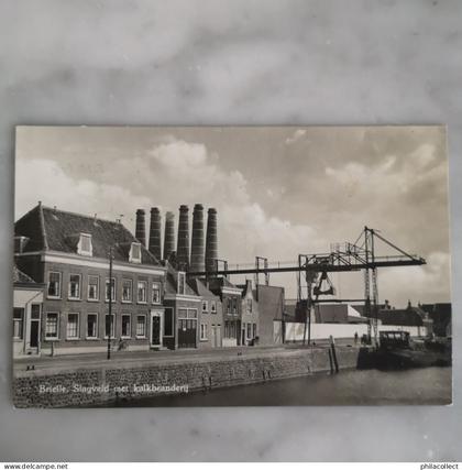 Brielle (ZH) Slagveld met Kalkbranderij (Binnenvaart - Schip) 1959