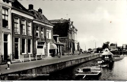 CPA Makkum-Friesland Niederlande, Rasenmarkt mit Ententeich