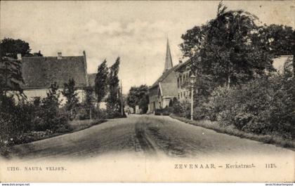 CPA Zevenaar Gelderland Niederlande, Straße in Häuser, Bäume, Kirche im Hintergrund