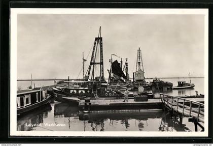 AK Lelystad, Frachtschiffe am Hafen