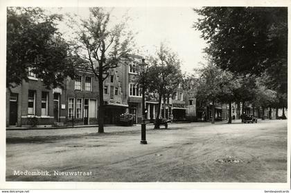 Nederland, MEDEMBLIK, Nieuwstraat (1950s) Ansichtkaart