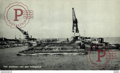 HET PLAATSEN VAN EEN KRAAGSTUK     HOLLAND HOLANDA NETHERLANDS