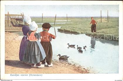Volendam Eendjes voeren Kinder Enten