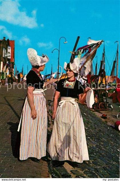 Volendam Frauen in Tracht