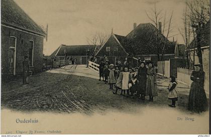 Oudesluis (Gem. Schagen) De Brug (Veel Volk) ca 1900