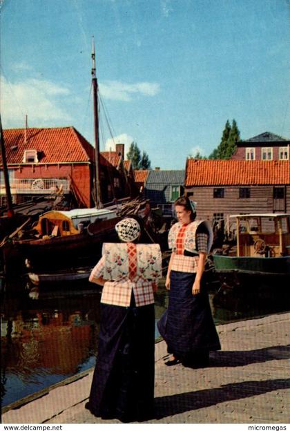 SPAKENBURG - Aan de havenkant