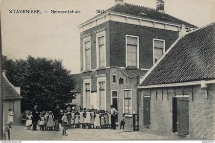 Stavenisse (Zld.) Gemeentehuis (Veel Volk) 19??
