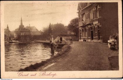 CPA Boskoop Alphen aan den Rijn Südholland Niederlande, Flusspartie, Wohnhäuser, Passanten